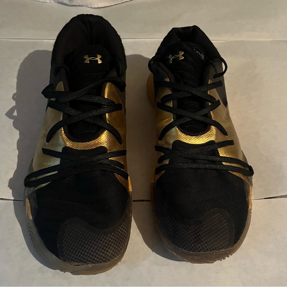 Black and gold under armour basketball shoes used but in really good condition.